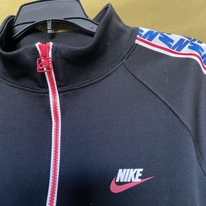 ✅ NIKE AUTHENTIC UNISEX LONG JACKET WITH N DESIGN ON SLEEVES ♥️